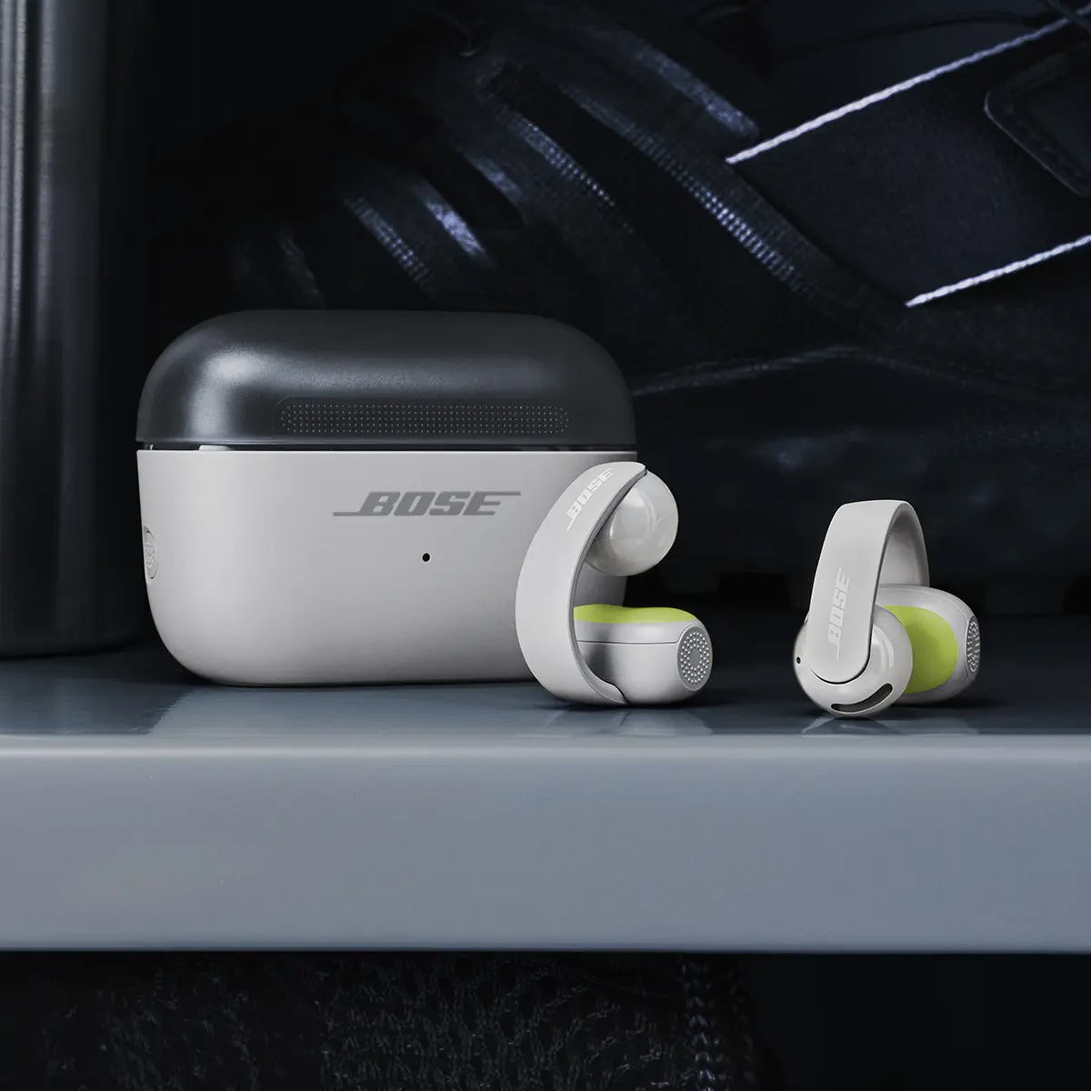 Tai nghe Bose Sport Open Earbuds v&agrave; hộp sạc
