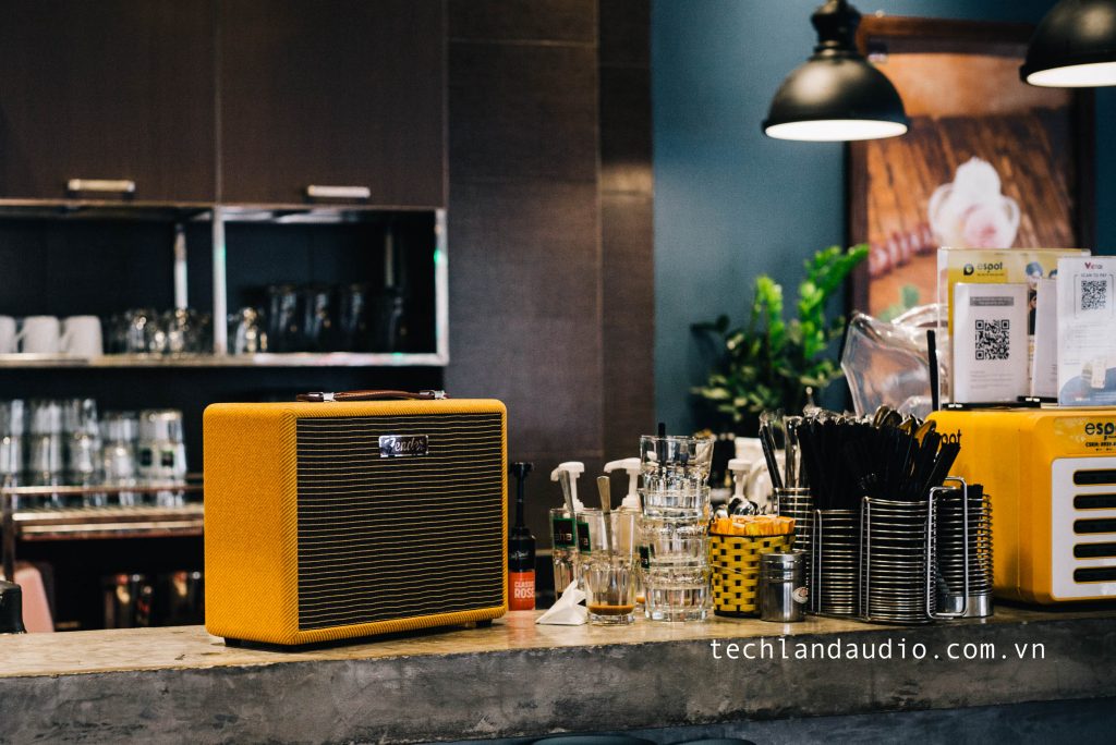 Fender Monterey Tweed tại quán cafe